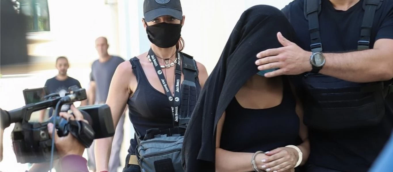 Επίθεση με βιτριόλι: Εντυπωσίασε η κοκκινομάλλα αστυνομικός που συνόδευε την 35χρονη (φώτο)